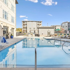 Resort-style swimming pool swimming pool in a courtyard